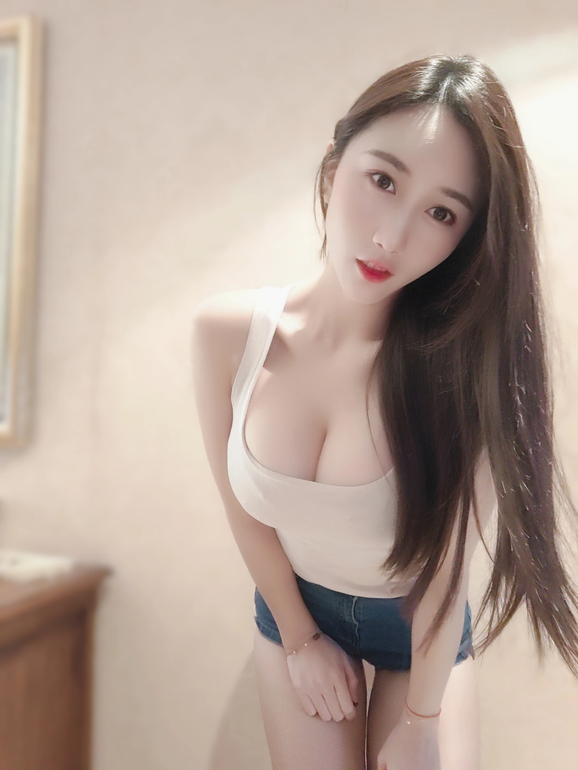 小玉吃果冻 – NO.017 白背心紧身牛仔短裤 1